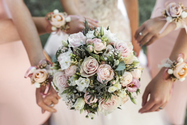 Esküvői körmök: koszorúslányok és vendégek az esküvőn
